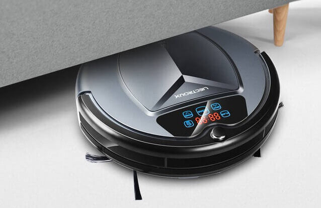 Limpiar el suelo debajo del sofá Limpiar el suelo debajo del sofá