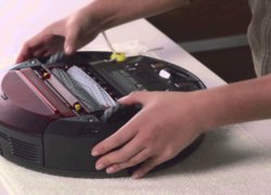 Kaip išvalyti robotinį dulkių siurblį nuo šiukšlių ir naminių gyvūnėlių plaukų – paprasti patarimai