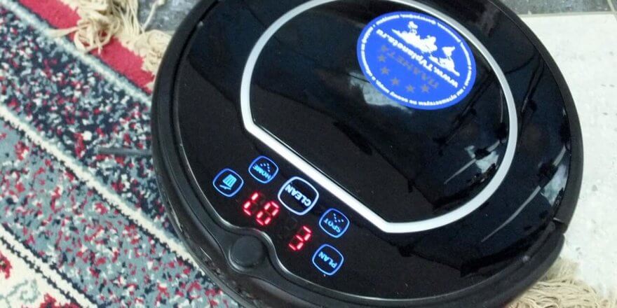 Robotas dulkių siurblys rodo klaidos pranešimą.