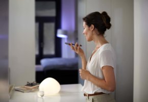 ¿Qué robots aspiradores se controlan mediante asistentes de voz?