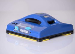 Hobot-298: Prvi robot za čiščenje oken, ki prši tekočino na steklo