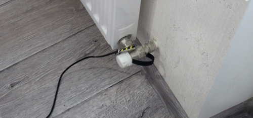 Apsauginio įtaiso pritvirtinimas prie radiatoriaus