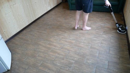 Vask af gulvet med en håndpoleringsmaskine