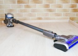 Redmond RV-UR380: aspiradora inalámbrica 2 en 1