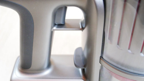 Gumb za vklop in praznjenje zbiralnika prahu