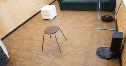 Robotas dulkių siurblys užstrigo