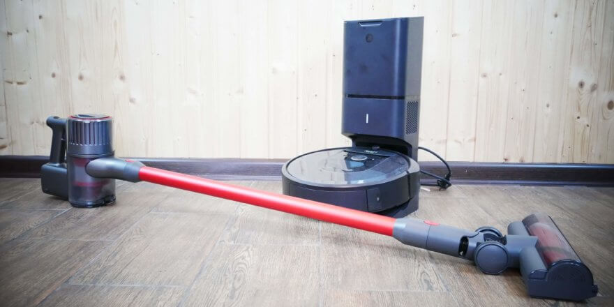 Robotas dulkių siurblys arba vertikalus dulkių siurblys