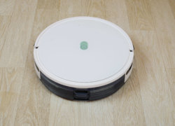 „Yeedi K650“: Įperkamas robotas dulkių siurblys iš „AliExpress“ su šlapio valymo funkcija.