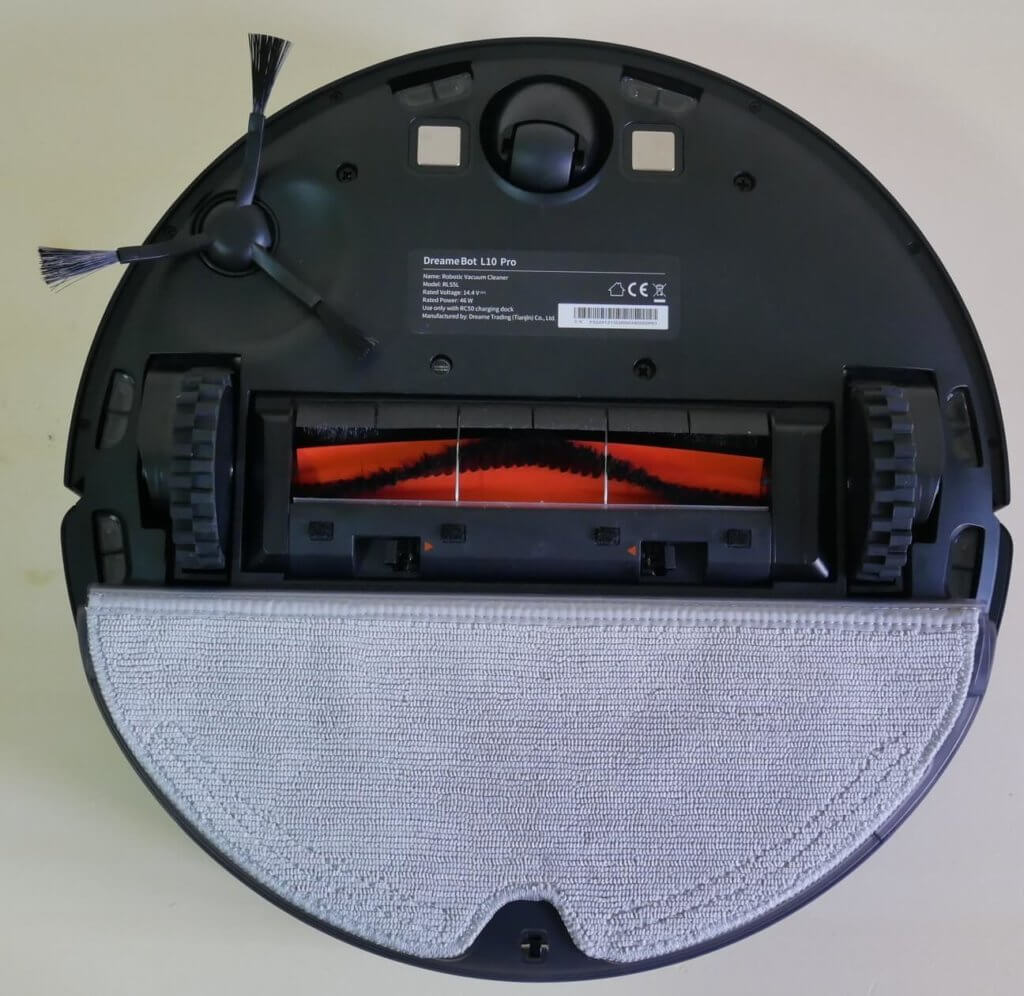 Dreame Bot L10 Pro: vaizdas iš apačios su servetėle