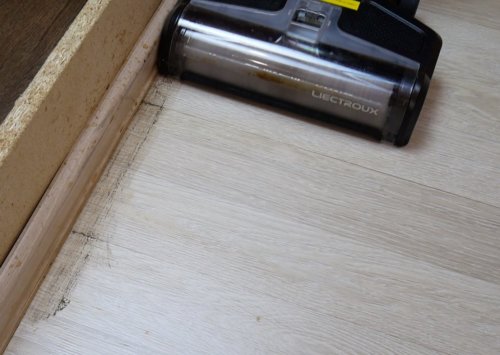 Jis nenuplaunamas palei grindjuostę