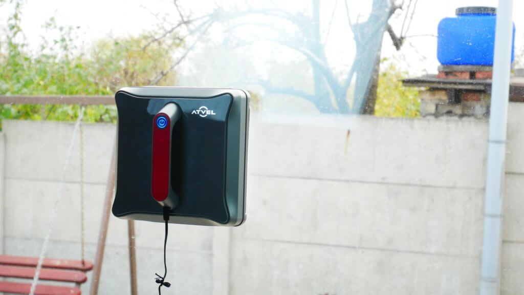 Robotas ant didelio lango