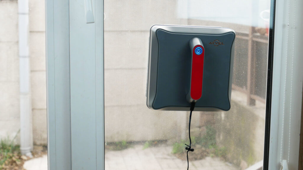 Robotas ant siauro lango