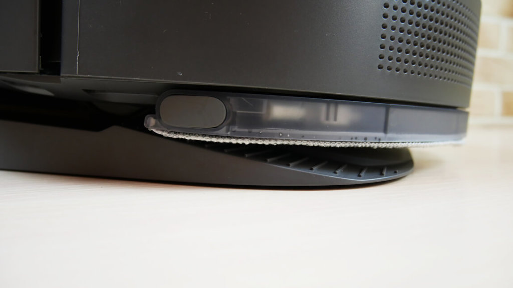 Antgalis neliečia grindų ties pagrindu