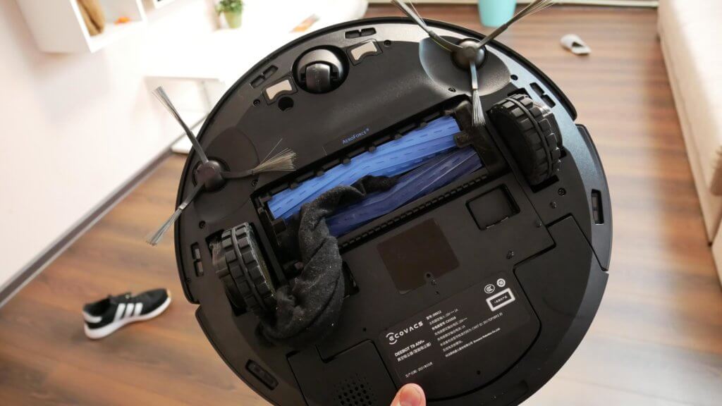 Robotas dulkių siurblys graužė kojinę.