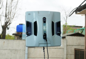 Hobot 2S Ultrasonic: A robotic window cleaner with a dual-fluid delivery system