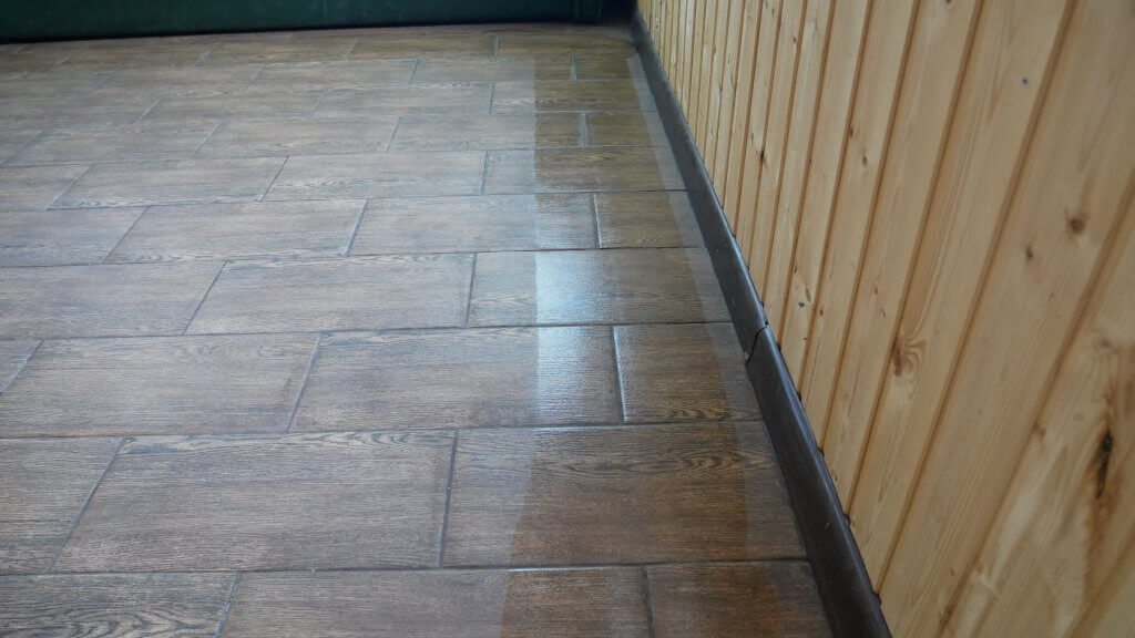 Robotas dulkių siurblys nevalo palei grindjuostes.