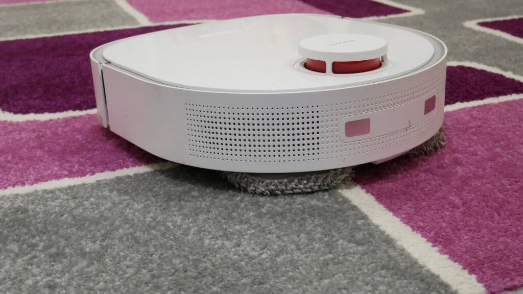 Robotas dulkių siurblys užbėgo ant kilimo.