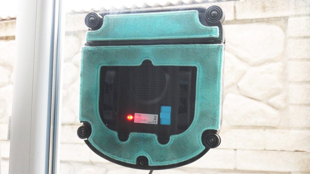 Langų valymo robotas veikia avariniu režimu