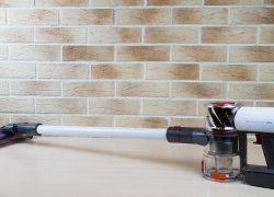 „RedRoad V17“: vertikalus dulkių siurblys su dvigubu turbo šepečiu ir pilnu priedų rinkiniu