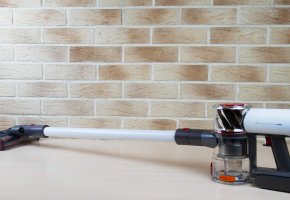 „RedRoad V17“: vertikalus dulkių siurblys su dvigubu turbo šepečiu ir pilnu priedų rinkiniu