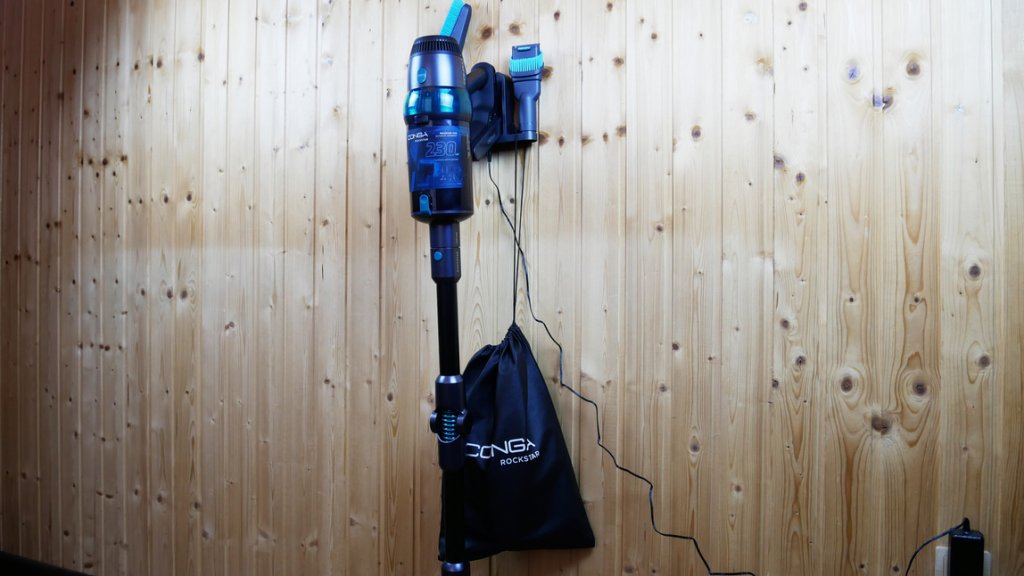 Dulkių siurblio ir priedų laikymas laikiklyje