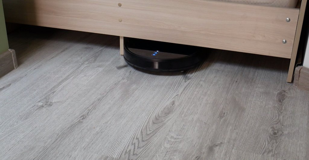 Valymas po žemais baldais