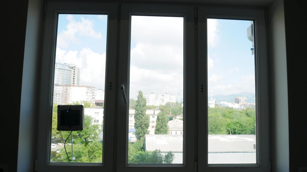 Lavar una ventana estrecha