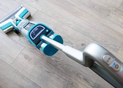 „Teqqo Aquastick 3 in 1 POWER“: belaidis kilimų valiklis su šepečiu