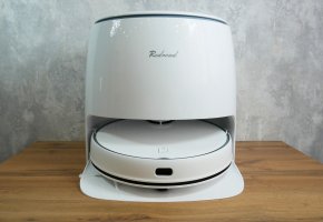 Redroad G10: Enjuaga la toallita en la estación y la levanta sobre las alfombras.