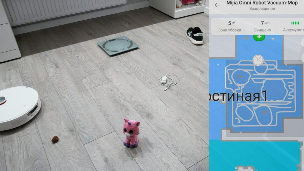 Atpažinti objektus ant grindų tamsoje