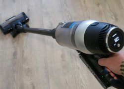 „Redmond RV-UR375“: vertikalus dulkių siurblys su automatiniu galios padidinimu kilimams