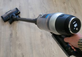 „Redmond RV-UR375“: vertikalus dulkių siurblys su automatiniu galios padidinimu kilimams