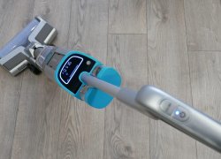 REDMOND RV-UR368: Vertikalus plovimo dulkių siurblys su kilimų šepečiu ir UV lempa