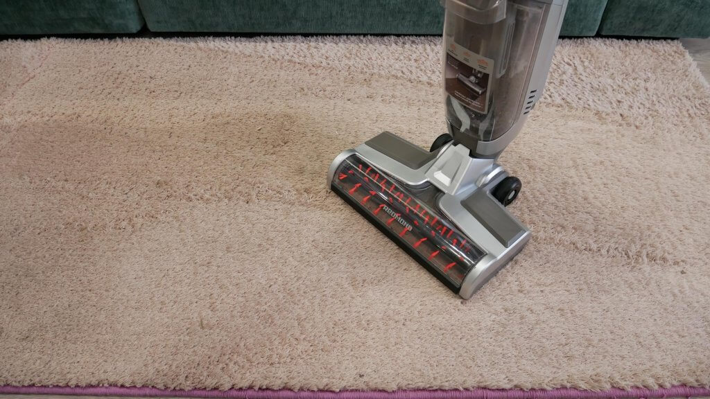 REDMOND RV-UR368: Kilimų valymas