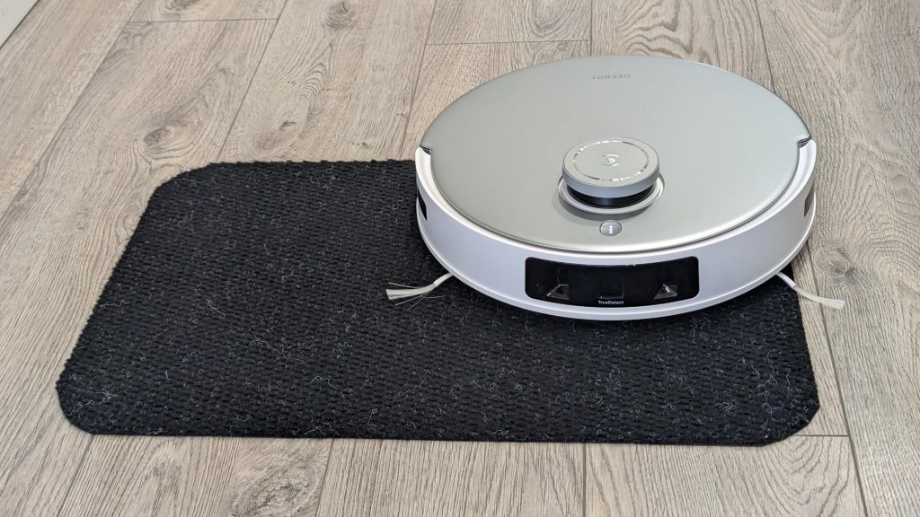„Ecovacs Deebot T20 Pro“: juodi paviršiai