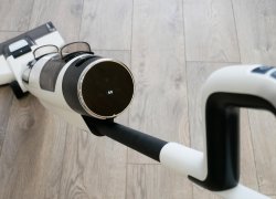 „KaringBee M1“: vertikalus dulkių siurblys su savaiminio valymo ir džiovinimo ritinėliu funkcija