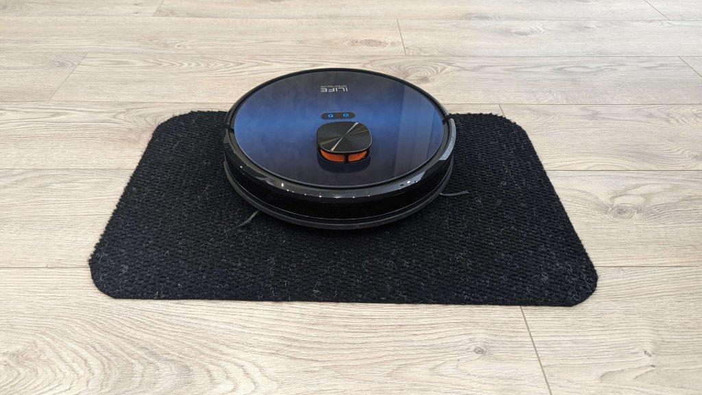 „iLIFE T10s“: vairavimas juodais paviršiais