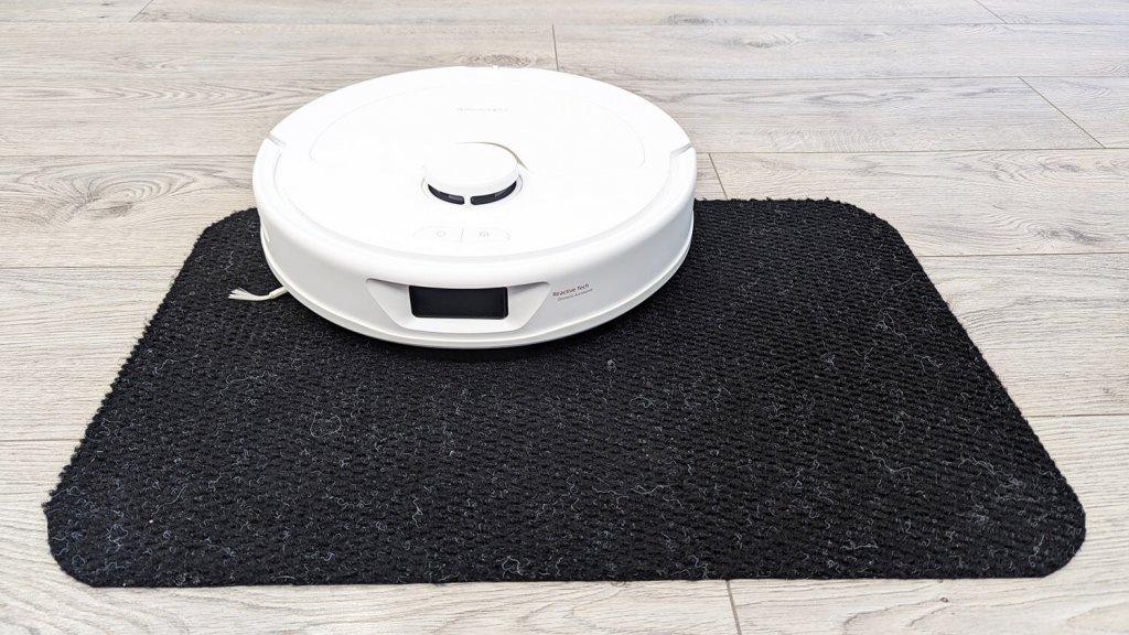 „Roborock Q Revo“: važiavimas juodais paviršiais