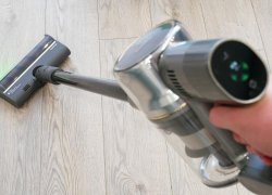 Dreame V16s: Pokončni sesalnik s polirnim nastavkom in osvetlitvijo območja čiščenja