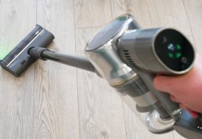 Dreame V16s: Aspiradora vertical con accesorio pulidor e iluminación del área de limpieza