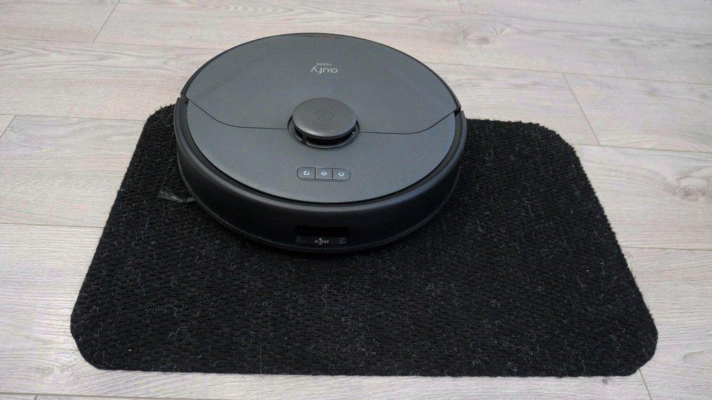 „Eufy Clean X8 Pro“: pašalina juodus paviršius