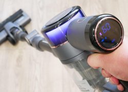 REDMOND VH1311: Vertikalus dulkių siurblys su foniniu apšvietimu, lanksčiu vamzdžiu ir automatiniu režimu