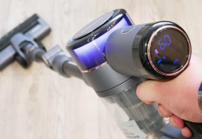 REDMOND VH1311: Vertikalus dulkių siurblys su foniniu apšvietimu, lanksčiu vamzdžiu ir automatiniu režimu