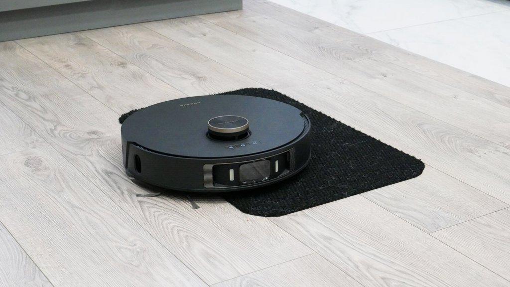 „Dreame Bot L30 Ultra“: važiavimas juodais paviršiais