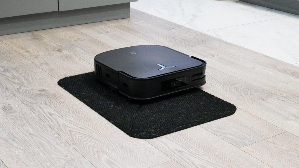 „Ecovacs Deebot X2 PRO“: juodi paviršiai