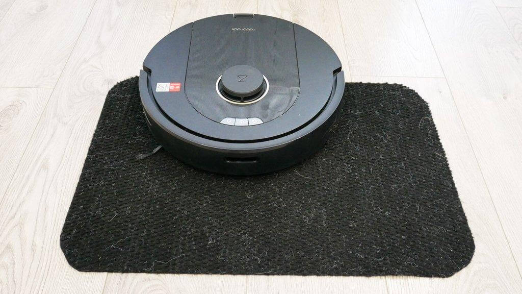 „Roborock Q5 Pro+“: važiavimas juodais paviršiais