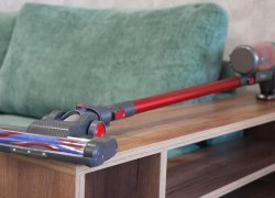 JENXY M1: Vertikalus dulkių siurblys su naminių gyvūnėlių priežiūros ir šlapio valymo priedu