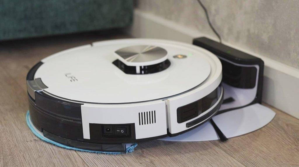 Robotas dulkių siurblys įkraunamas