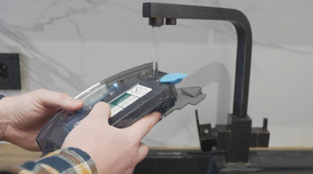 Roboto dulkių siurblio pripildymas vandeniu