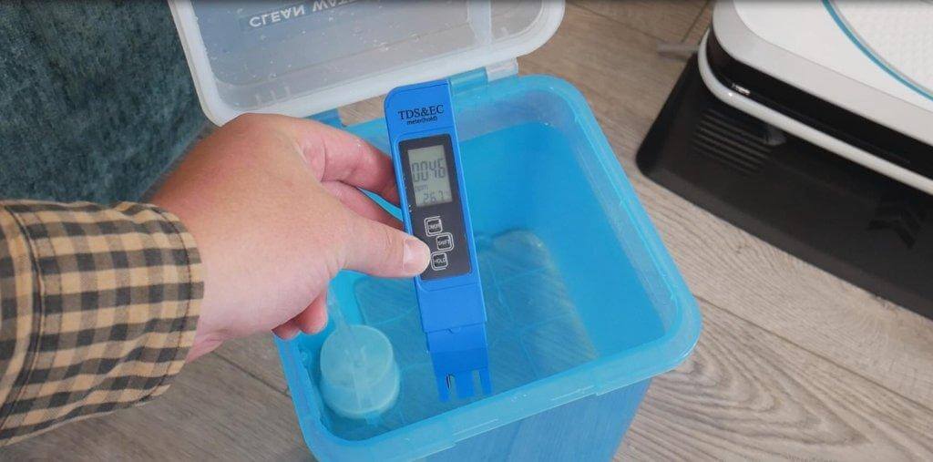 Vandens kokybės tikrinimas testeriu